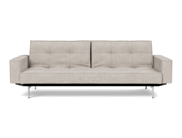 Splitback Chrome sovesofa med armlæn i 471 Yuveno Sand, set forfra