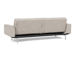 Splitback Chrome sovesofa med armlæn i 471 Yuveno Sand, set skråt bagfra