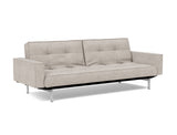 Splitback Chrome sovesofa med armlæn i 471 Yuveno Sand, set skråt forfra