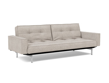 Splitback Chrome sovesofa med armlæn i 471 Yuveno Sand, set skråt forfra