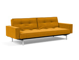 Splitback Chrome sovesofa med armlæn i 507 Elegance Burned Curry, set skråt forfra