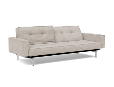 Splitback Chrome sovesofa med armlæn i 471 Yuveno Sand, med den ene ryghalvdel lænet tilbage
