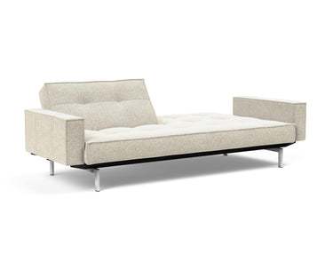 Splitback Chrome sovesofa med armlæn i 357 Taura Off White, med den ene ryghalvdel lagt ned