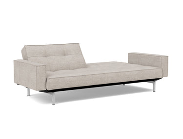 Splitback Chrome sovesofa med armlæn i 471 Yuveno Sand, med den ene ryghalvdel lagt ned