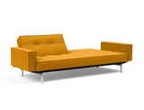 Splitback Chrome sovesofa med armlæn i 507 Elegance Burned Curry, med den ene ryghalvdel lagt ned
