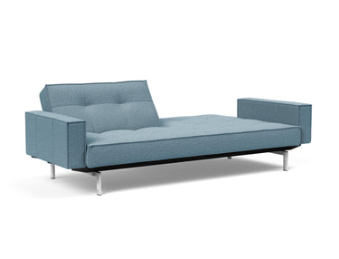 Splitback Chrome sovesofa med armlæn i 525 Mixed Dance Light Blue, med den ene ryghalvdel lagt ned