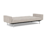 Splitback Chrome sovesofa med armlæn i 471 Yuveno Sand, slået ud til seng