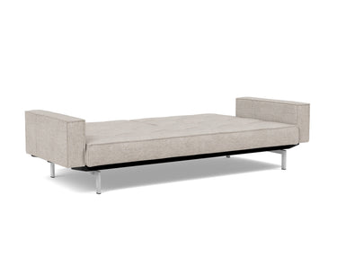 Splitback Chrome sovesofa med armlæn i 471 Yuveno Sand, slået ud til seng