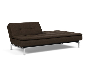 Dublexo Chrome sovesofa i 358 Taura Chocco, med den ene ryghalvdel lagt ned