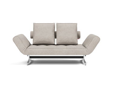 Ghia Chrome daybed i 471 Yuveno Sand, set forfra