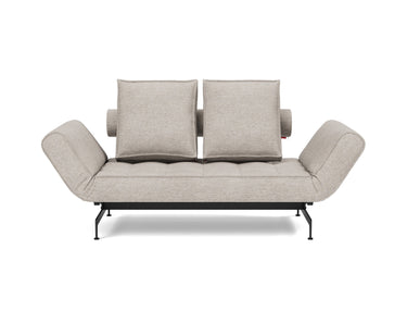 Ghia Laser daybed i 471 Yuveno Sand, set forfra