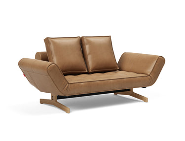 Ghia Wood daybed i 551 Faunal Brown, set skråt forfra