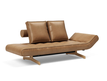 Ghia Wood daybed i 551 Faunal Brown, med den ene side sænket