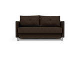 Cubed 140 sovesofa med armlæn i 358 Taura Chocco, set forfra