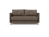Cubed 140 sovesofa med armlæn i 411 Esina Cedar Brown, set forfra