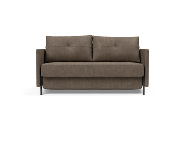 Cubed 140 sovesofa med armlæn i 411 Esina Cedar Brown, set forfra