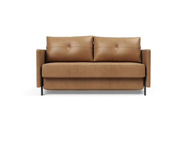Cubed 140 sovesofa med armlæn i 551 Faunal Brown, set forfra