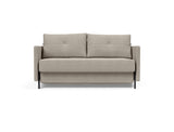 Cubed 140 sovesofa med armlæn i 579 Kenya Gravel, set forfra