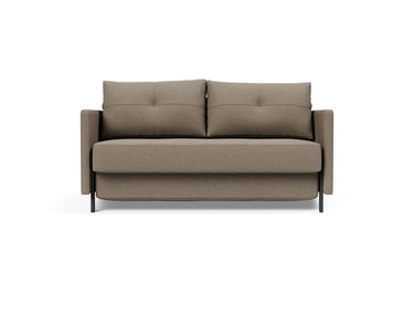 Cubed 140 sovesofa med armlæn i 850 Mahoga Caramel, set forfra