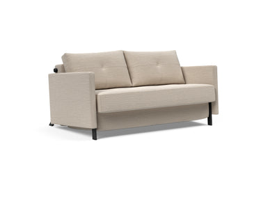 Cubed 140 sovesofa med armlæn i 612 Blida Sand Grey, set skråt forfra