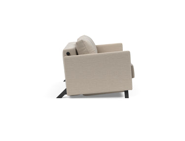 Cubed 140 sovesofa med armlæn i 612 Blida Sand Grey, set fra siden