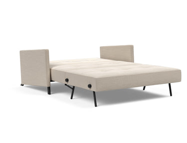 Cubed 140 sovesofa med armlæn i 612 Blida Sand Grey, slået ud til seng