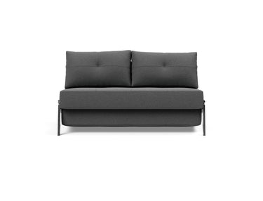Cubed 140 Chrom sovesofa i 852 Mahoga Seal Grey, set forfra