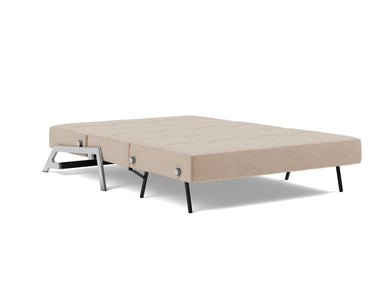 Cubed 140 Chrom sovesofa i 417 Esina Mocha, slået ud til seng
