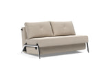 Cubed 140 Alu sovesofa i 612 Blida Sand Grey, set skråt forfra