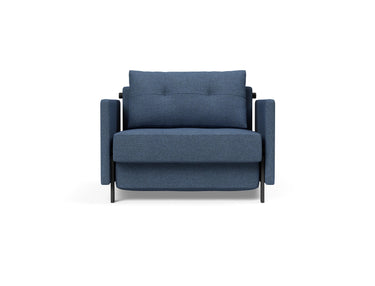 Cubed 90 stol med armlæn i 302 Weda Blue, set forfra