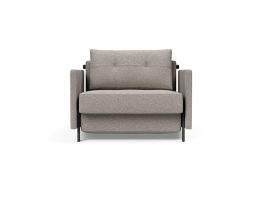 Cubed 90 stol med armlæn i 321 Corocco Warm Grey, set forfra