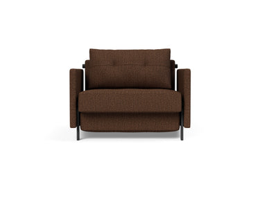 Cubed 90 stol med armlæn i 359 Taura Cappuccino, set forfra