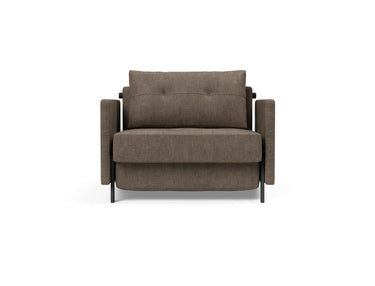 Cubed 90 stol med armlæn i 411 Esina Cedar Brown, set forfra