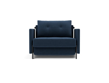 Cubed 90 stol med armlæn i 414 Esina Indigo Blue, set forfra