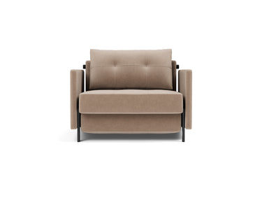 Cubed 90 stol med armlæn i 417 Esina Mocha, set forfra