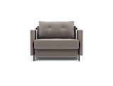 Cubed 90 stol med armlæn i 418 Esina Truffle, set forfra