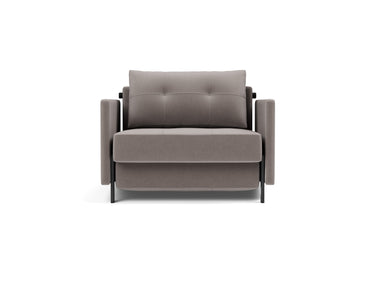 Cubed 90 stol med armlæn i 418 Esina Truffle, set forfra