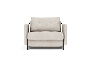 Cubed 90 stol med armlæn i 470 Yuveno Natural, set forfra