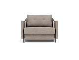 Cubed 90 stol med armlæn i 472 Yuveno Warm Grey, set forfra