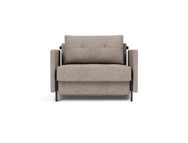 Cubed 90 stol med armlæn i 472 Yuveno Warm Grey, set forfra