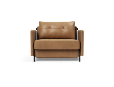Cubed 90 stol med armlæn i 551 Faunal Brown, set forfra