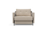 Cubed 90 stol med armlæn i 612 Blida Sand Grey, set forfra