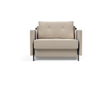 Cubed 90 stol med armlæn i 612 Blida Sand Grey, set forfra