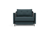 Cubed 90 stol med armlæn i 851 Mahoga Dark Blue, set forfra