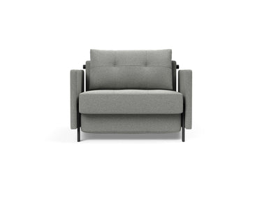 Cubed 90 stol med armlæn i 853 Mahoga Dove Grey, set forfra