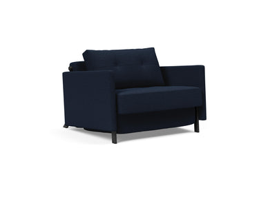 Cubed 90 stol med armlæn i 528 Mixed Dance Blue, set skråt forfra