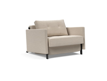 Cubed 90 stol med armlæn i 612 Blida Sand Grey, set skråt forfra