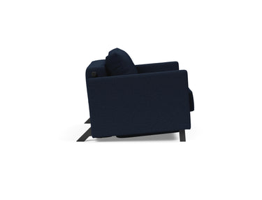 Cubed 90 stol med armlæn i 528 Mixed Dance Blue, set fra siden