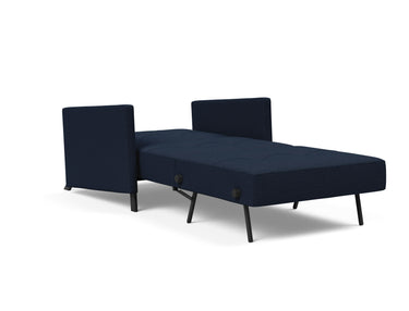 Cubed 90 stol med armlæn i 528 Mixed Dance Blue, slået ud til seng