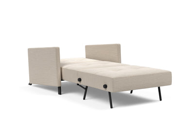 Cubed 90 stol med armlæn i 612 Blida Sand Grey, slået ud til seng
